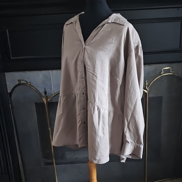 Long Sleeve High-Low Hem Gathered Bodice Top - Picture 3 of 11